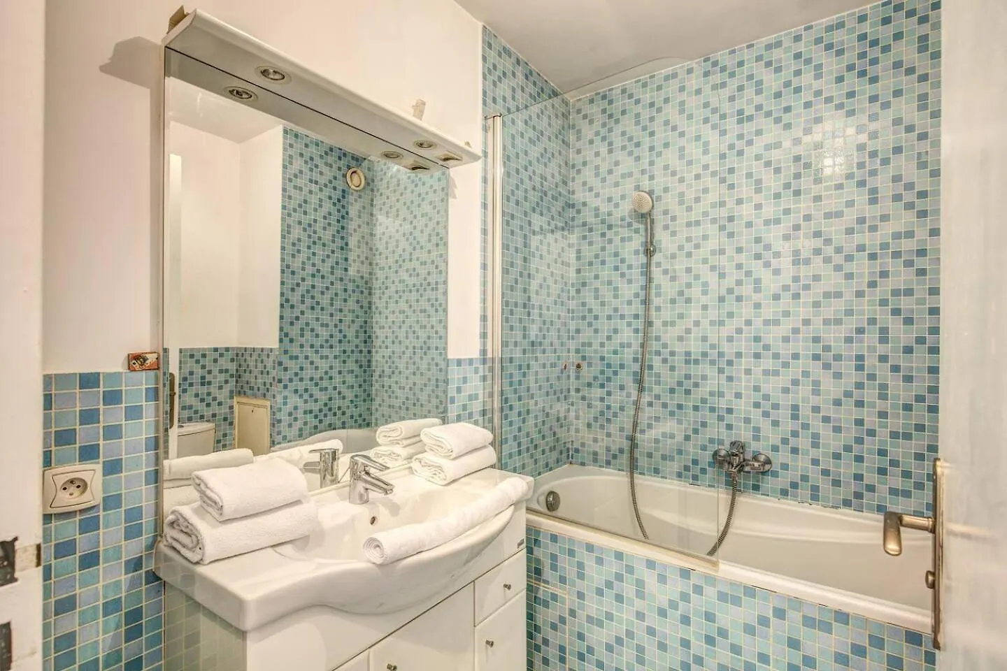 Rue Saint-Maur 1-Bed Studio Balcony And View Paris